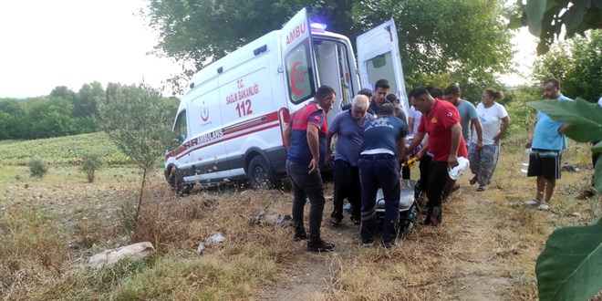 Devrilen traktörün altında kalan profesör ağır yaralandı