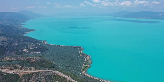 İznik Gölü alg patlamasıyla turkuaz görünüme kavuştu