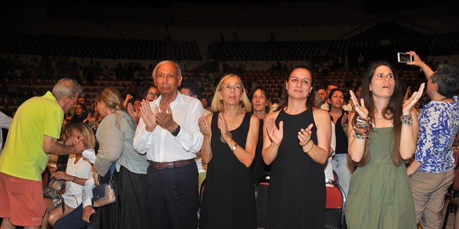 Türk Bayrağı'ndan rahatsız olan Yunan şarkıcı konsere çıkmadı