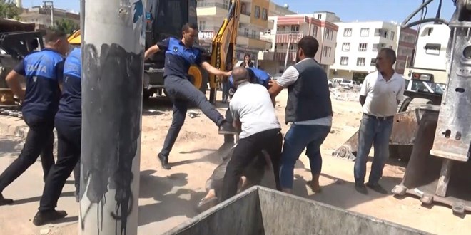 Zabta ile esnafn kavgasnda ortalk sava alanna dnd: 15 yaral, 5 gzalt