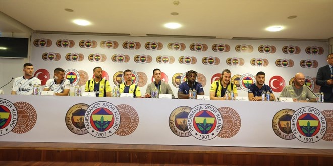 Fenerbahçe'de 7 futbolcu için imza töreni düzenlendi
