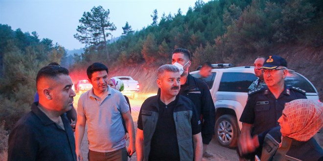 Uşak'ta 2 ayrı orman yangını: Köyde 11 ev boşaltıldı