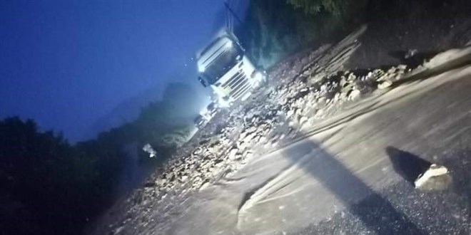 Giresun'da heyelan: Giresun-Gümüşhane karayolu ulaşıma kapandı