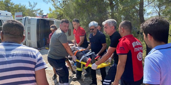 Mersin'de minibüs devrildi: 7 tarım işçisi yaralandı