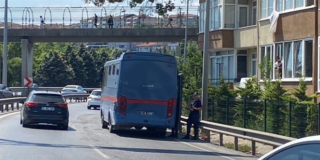Cezaevi mahkum aracnn da kart zincirleme kazada 4 yaral