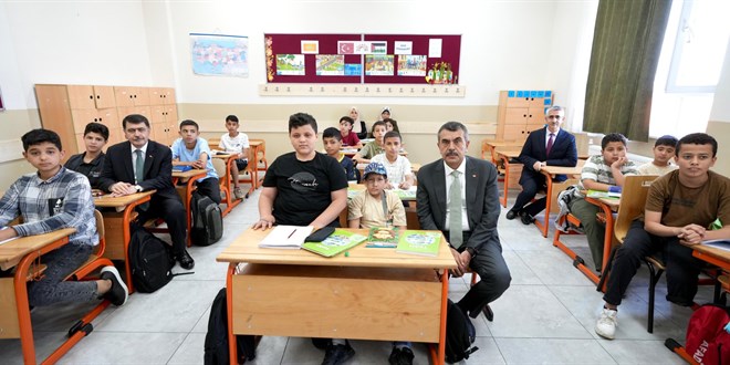 Bakan Tekin'den Gazzeli çocuklara ziyaret