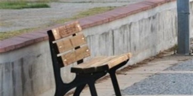 Parktaki bank ald, hurdaya dntremeden yakaland