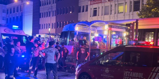 Beyazt'ta raylara den adam tramvayn altnda kalarak ld