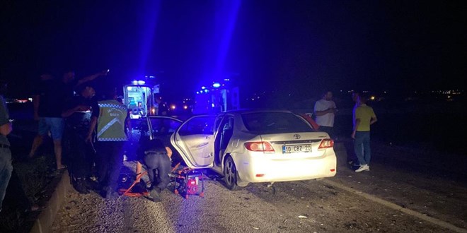 Tır ile otomobil çarpıştı: 3 ölü, 1 yaralı