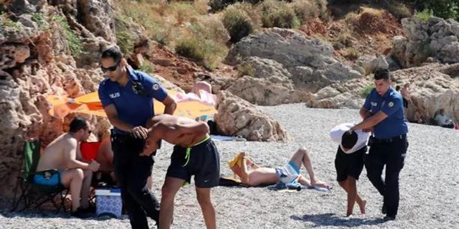 Balta ve neşterle polise direndiler, biber gazıyla etkisiz hale getirildiler