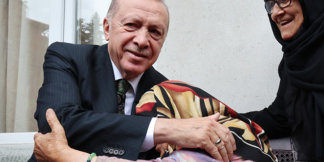 Cumhurbaşkanı Erdoğan, Güneysu'da komşularını ziyaret etti