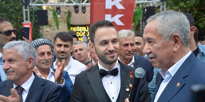 Eski TBMM Başkanı Bülent Arınç, Hakkari'de düğüne katıldı