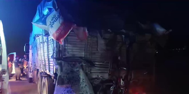 Yolcu otobüsüyle kamyon çarpıştı: 1 ölü, 9 yaralı