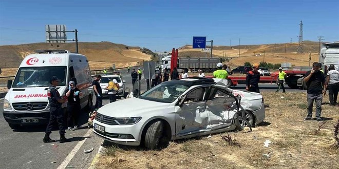 Sivas'ta otomobil ile kamyon �arp��t�: 1 �l�, 3 a��r yaral�