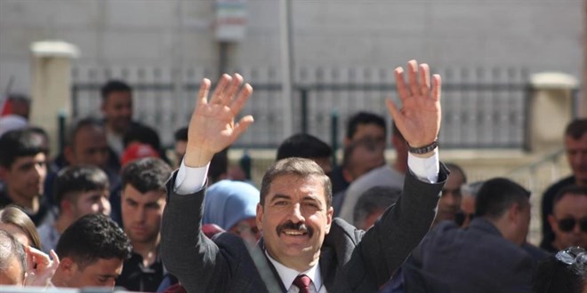 Makam odasnda iki kiiyi darbettiren bakan tutuksuz yarglanacak