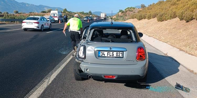 Emniyet eridinde otomobilden inen srcye tr arpt