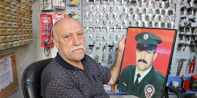 Kilis'te emekli polis, baba mesleği anahtarcılığı torunuyla sürdürüyor