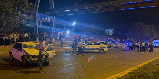 Katliam gibi kaza! Otomobil kaldırımda yürüyen çocuklara çarptı
