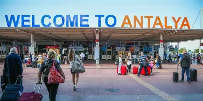 Antalya'ya gelen turist sayısı 9 milyonu aştı