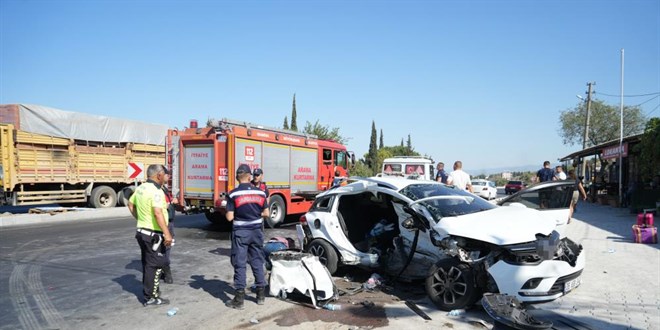 Manisa'da iki otomobil çarpıştı: 1 ölü, 4 yaralı