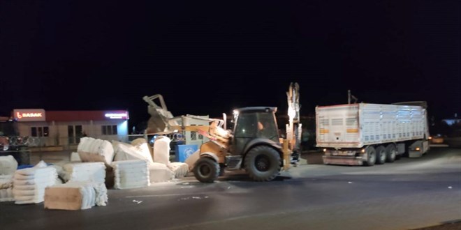 Gaziantep'te tır dorsesindeki pamuk balyaları yola savruldu, ulaşım durdu
