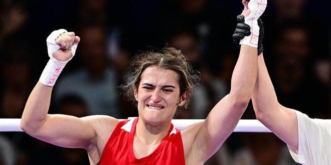 Milli boksör Kahraman, olimpiyat madalyasını garantiledi