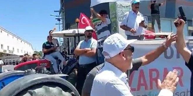 Vekil konuşurken 'Kimseyi konuşturmam' diyerek havaya ateş etti