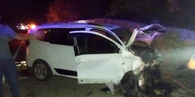 Sinop'ta otomobil ağaca çarptı: 2 ölü, 2 yaralı