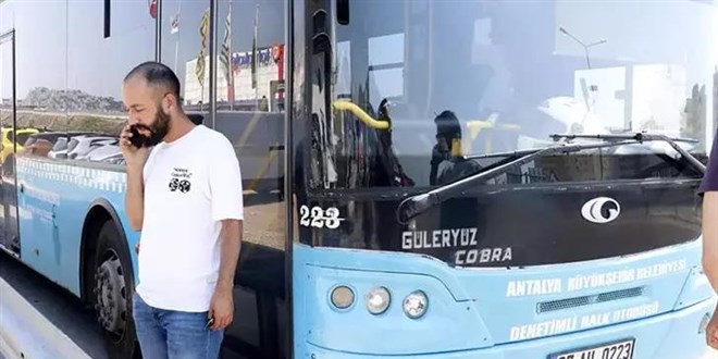 'Aracıma vurdun' deyip, halk otobüsünün anahtarını alıp kaçtı
