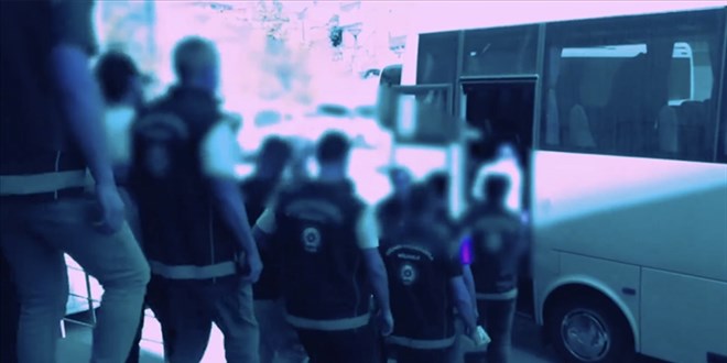 Kars'ta 8 düzensiz göçmen ile 4 göçmen kaçakçısı yakalandı