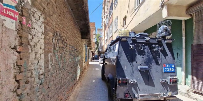 Silahlı kavgada yoldan geçen 1 kişi yaralandı