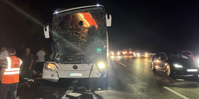 Düzce'de otobüs tıra arkadan çarptı