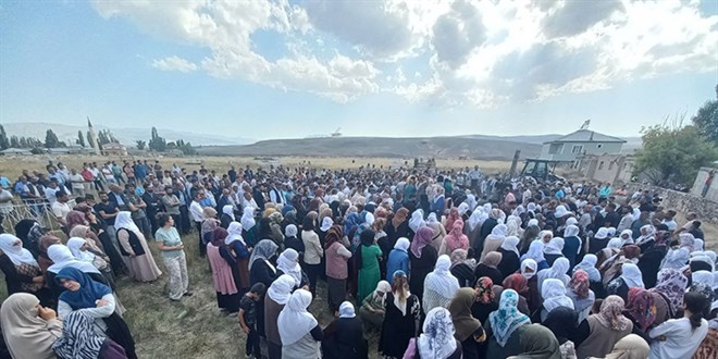 Otobüs kazasında hayatını kaybeden 5 kişinin cenazesi defnedildi