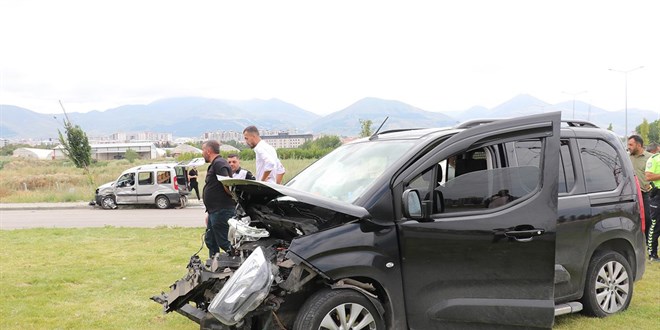 Erzurum'da iki araç çarpıştı: 9 yaralı