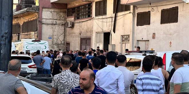 Gaziantep'te pres makinesinin aras�nda kalan i��i �ld�