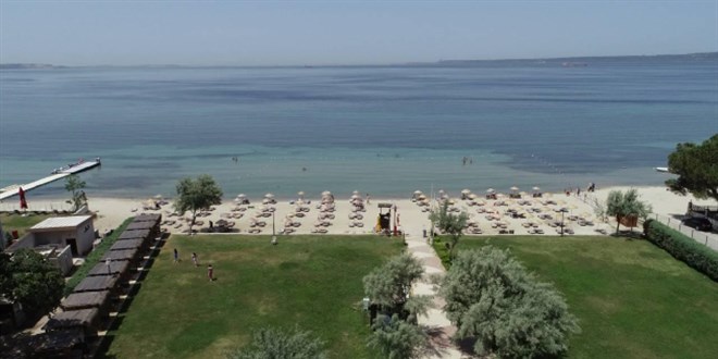 Emeklilere �cretsiz halk plaj� hizmeti