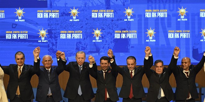 Erdoğan, AK Parti'ye katılan vekil ve belediye başkanlarına rozet taktı