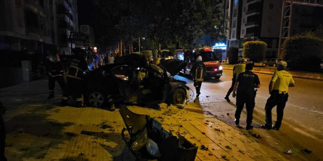 Çorum'da otomobil ağaca çarptı: 2 ölü