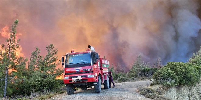 Eceabat'taki orman yang�n� mezarl��a zarar verdi