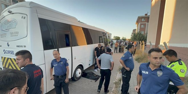 Anneanne ve 2 yaşındaki torunu servis minibüsünün altında kaldı