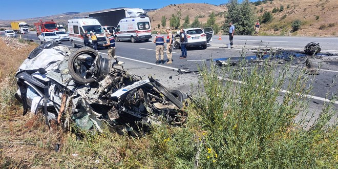 Erzincan'da iki aracın çarpışması sonucu 3 kişi öldü, 4 kişi yaralandı