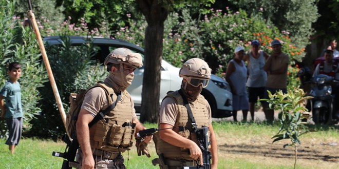 Kız arkadaşını evinde bulamayınca polise direndi, tabanca ile kendisini vurdu