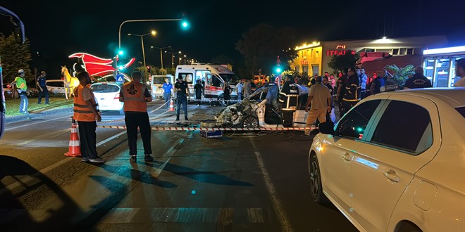 Tıra çarpan otomobildeki 2 kişi öldü, 3 kişi yaralandı