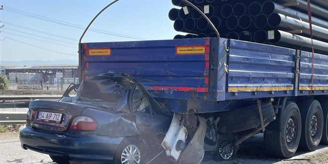 D-100'de feci kaza, tıra ok gibi saplandı: 1 ölü