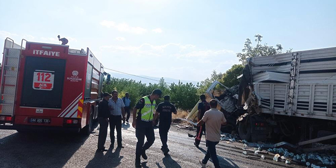 Tr ile kamyon kafa kafaya arpt: 1 l, 1 yaral