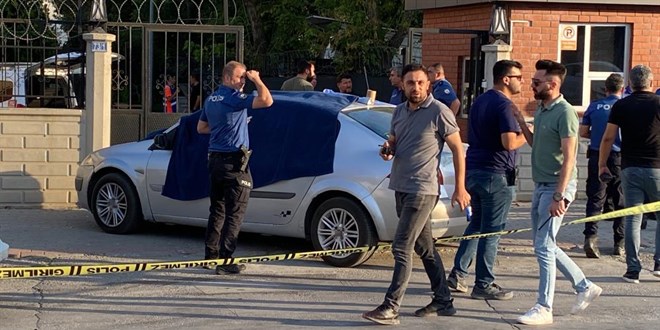 Otomobilde öldürdüğü eşinin cenazesiyle karakola teslim oldu