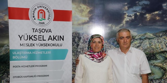 28 yıllık çift evliliklerini üniversite ile taçlandırdı