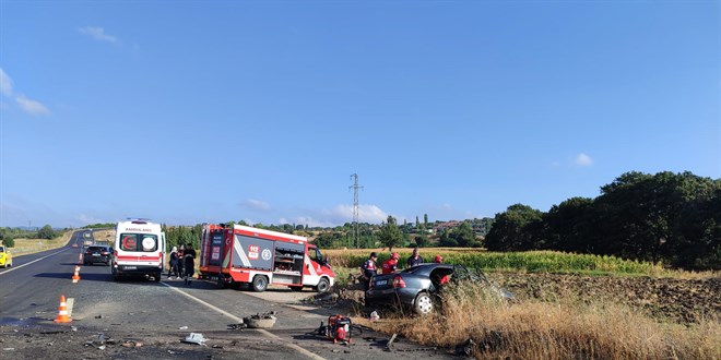 Süt tankeriyle otomobilin çarpıştığı kazada 2 kişi öldü