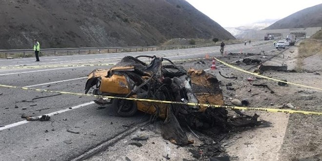 Erzincan'da feci kaza: 4 ölü, 2 yaralı