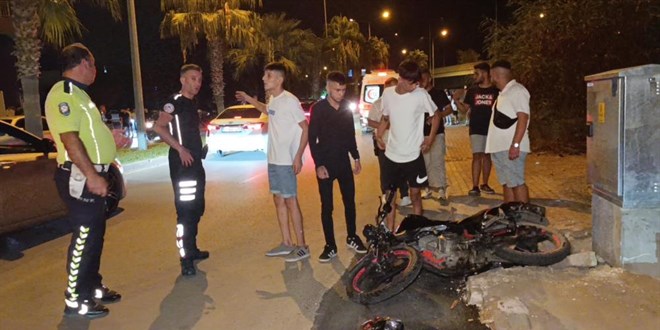 Uygulamadan kaçıp ters yola girdi, sivil polise ve yayaya çarptı